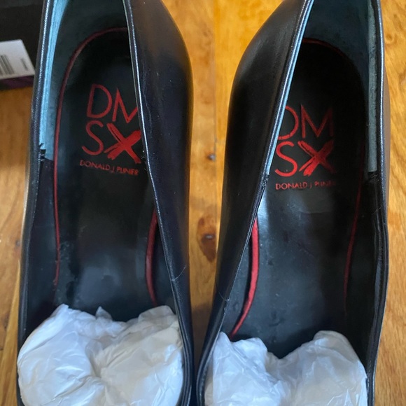 Donald J Pliner DMSX 7.5 Black Pumps Red Heels - Picture 5 of 8